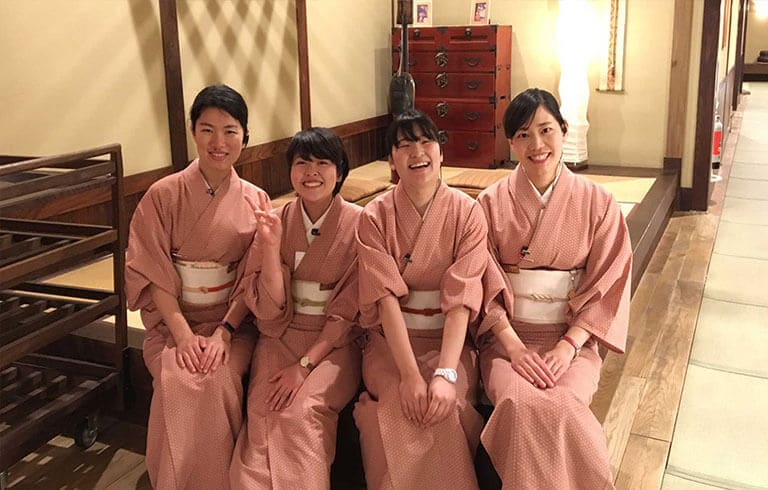 仲居・客室係（着物）
